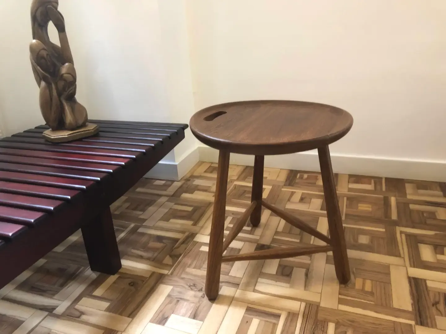 Banco y mesa auxiliar de madera con patas torneadas