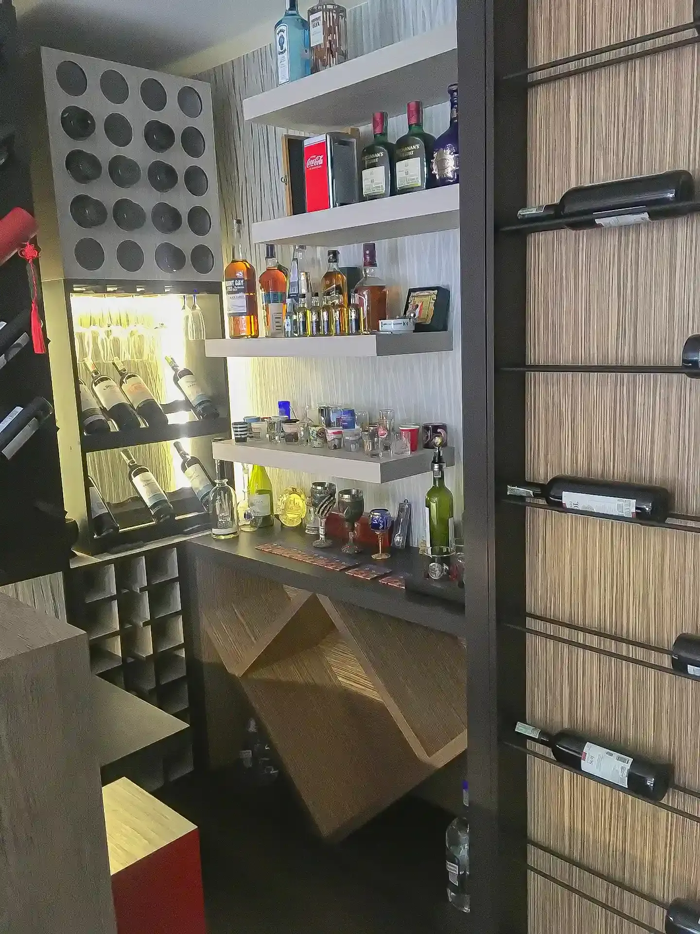 Bar con estructura oscura, repisas y superficies tipo madera