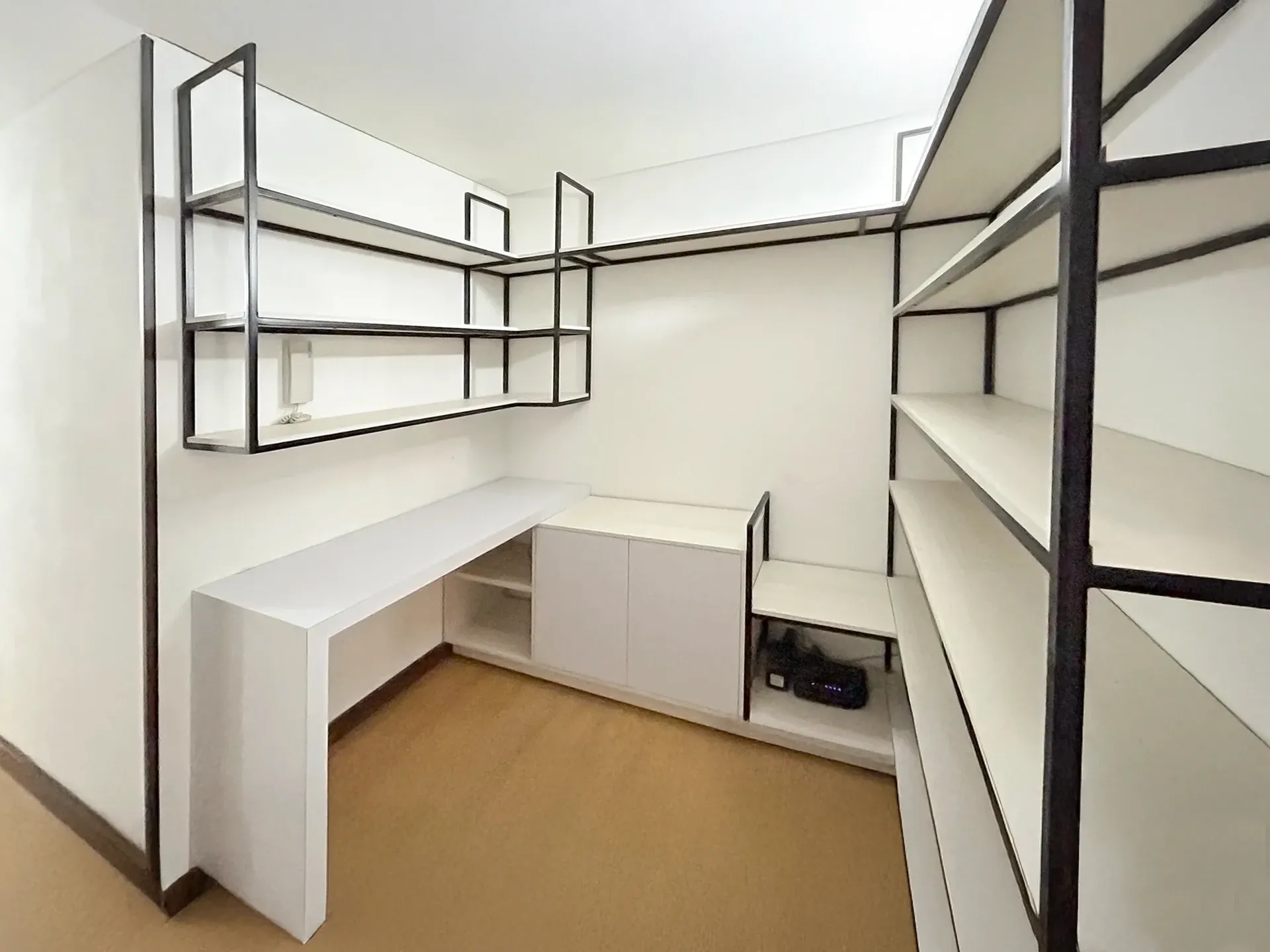 Estantes Mixtos: Madera y Metal con ingeniería de fabricación avanzada en Bogotá