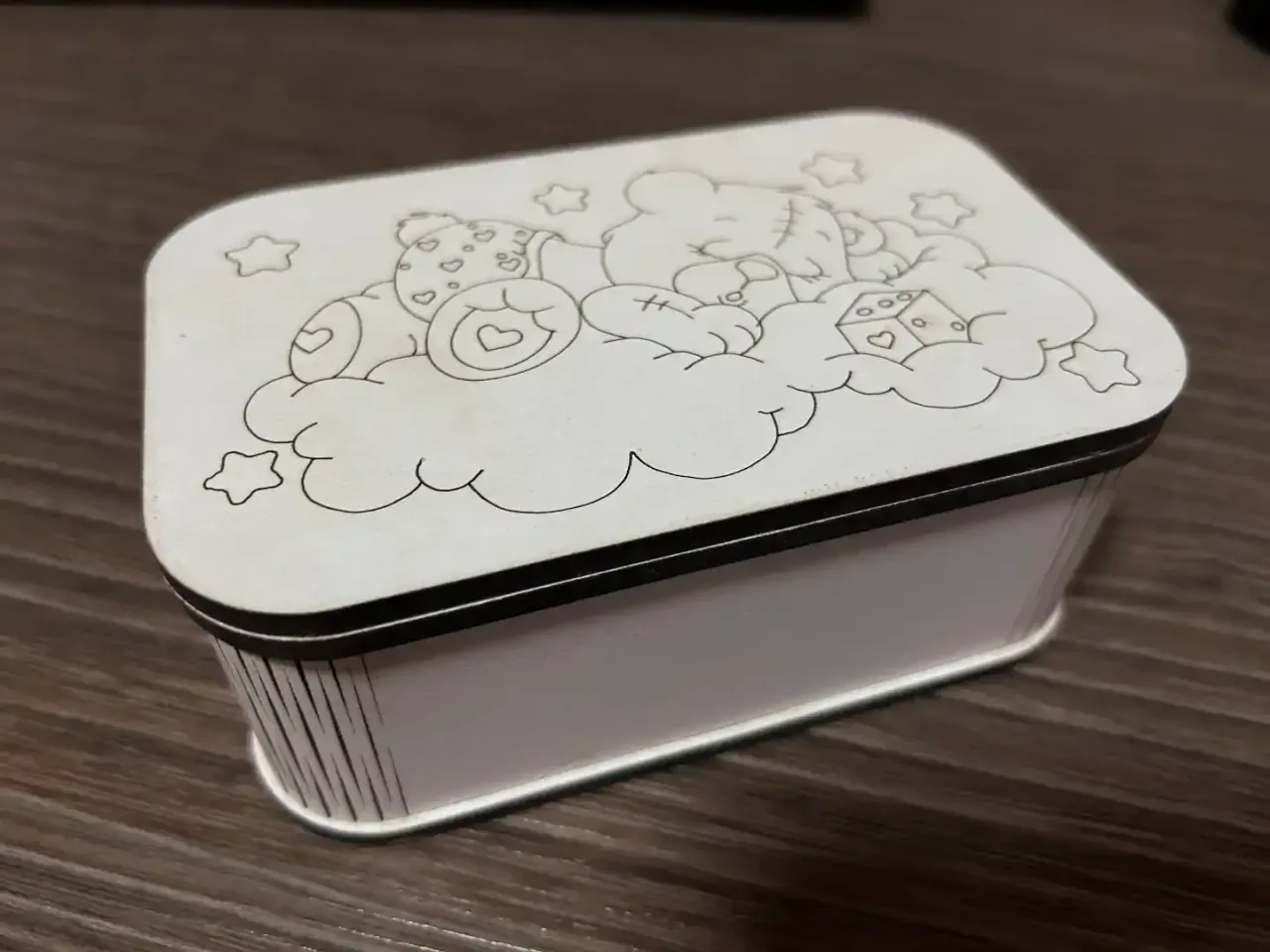 Caja con una ilustración lineal grabada en la tapa