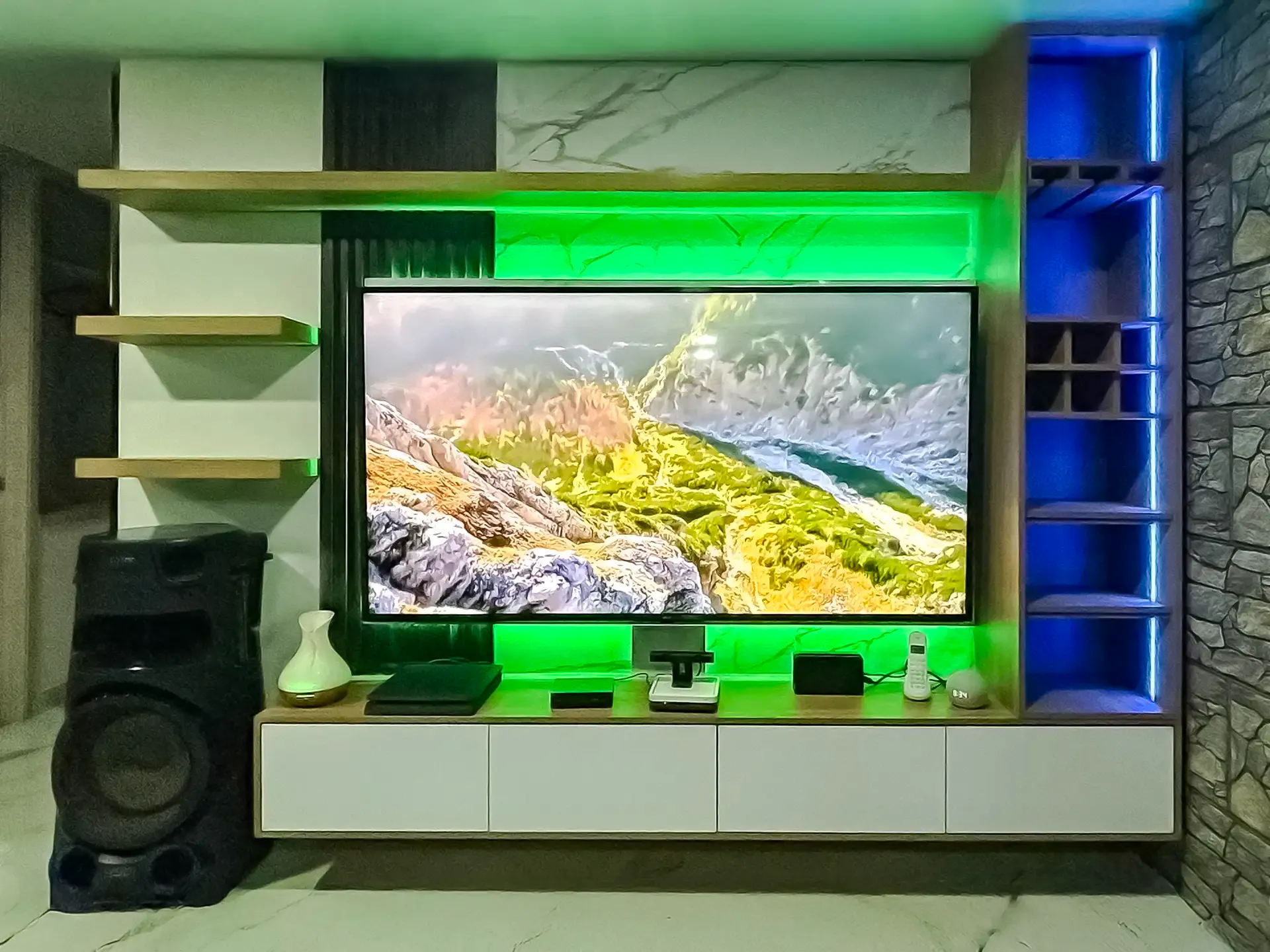 Centro de entretenimiento con TV, módulos y equipos de audio integrados