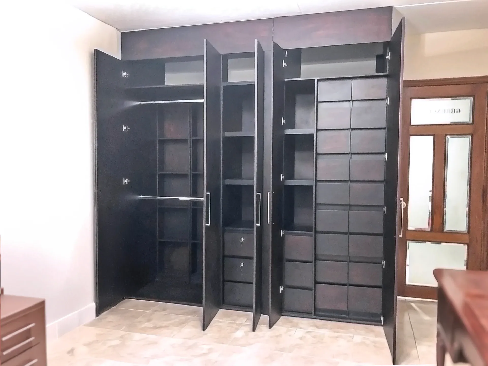 Armarios y Closets Personalizados con ingeniería de fabricación avanzada en Bogotá