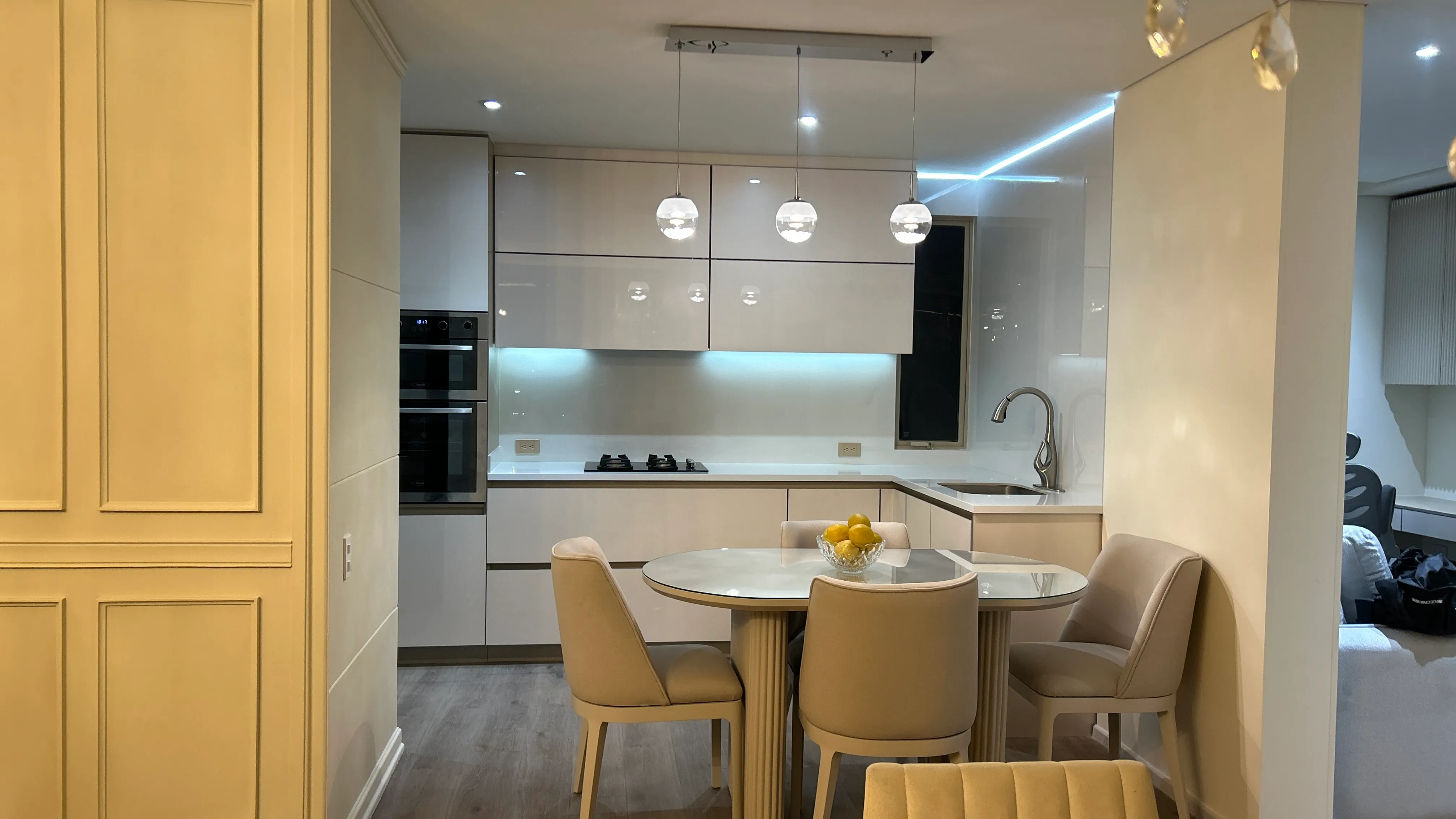 Cocina de autor en Bella Suiza con mesón de piedra sinterizada y molduras Boiserie — DTM Bogotá.