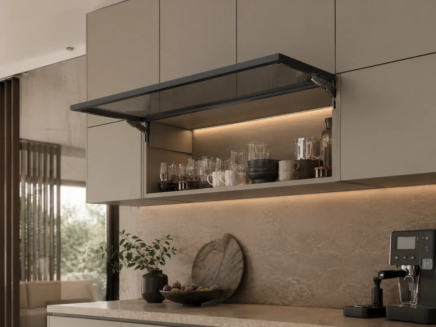Detalle de mueble aéreo de cocina con iluminación LED y sistema de elevación de alta gama