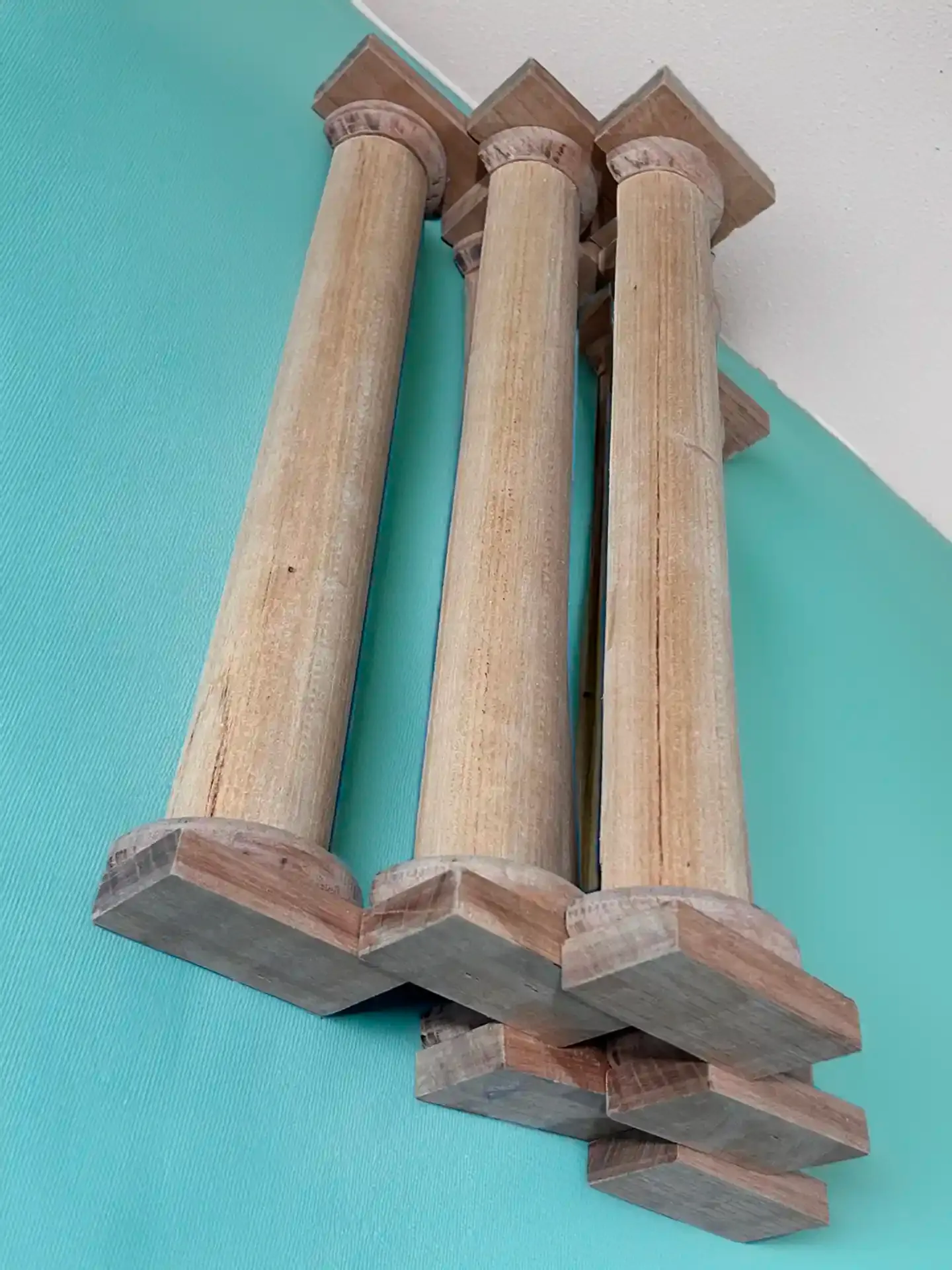 Columnas de madera con fustes y molduras torneadas, con extremos cuadrados sin rematar