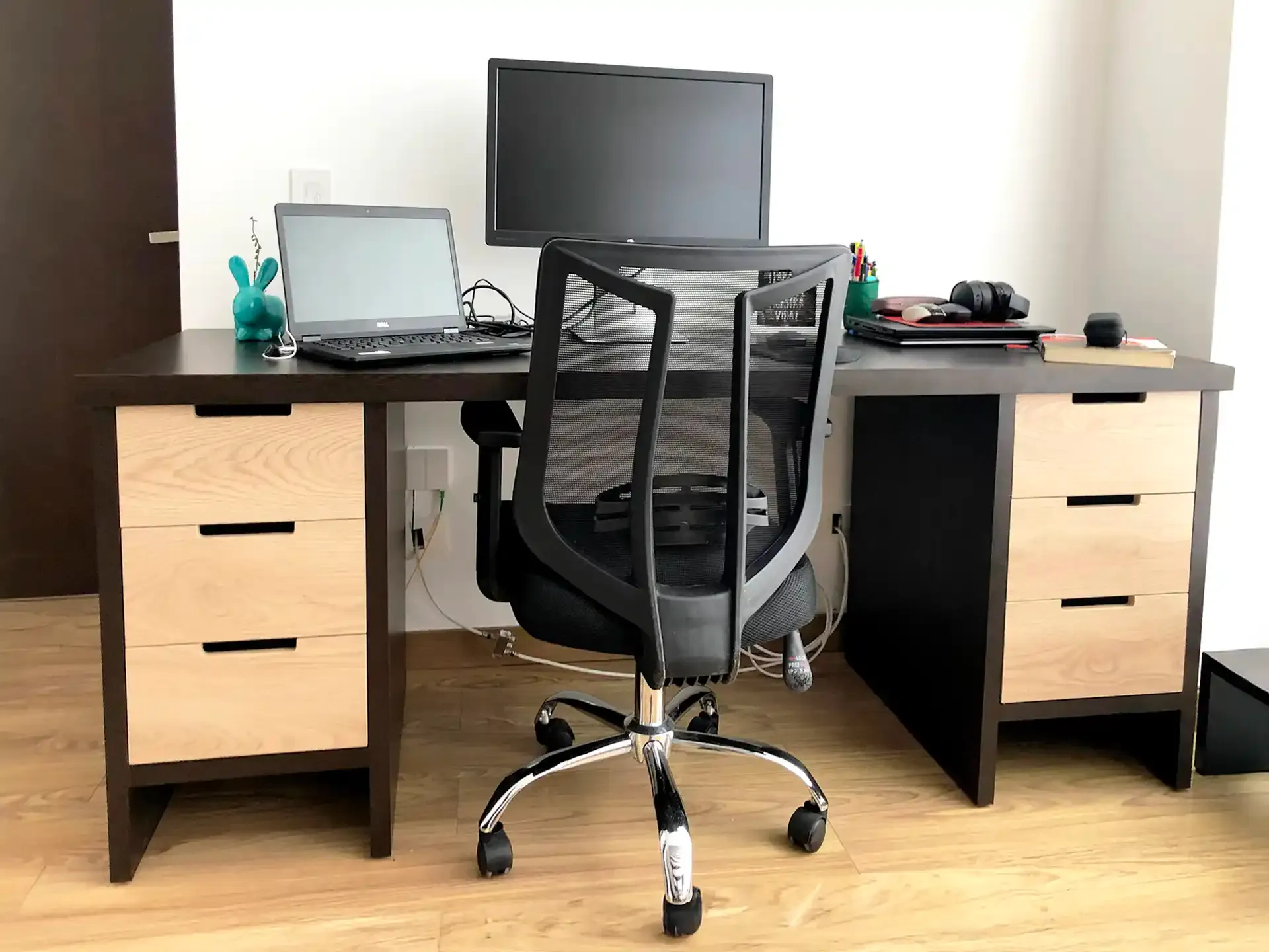 Escritorio de oficina con cajoneras laterales, monitor y equipo de trabajo