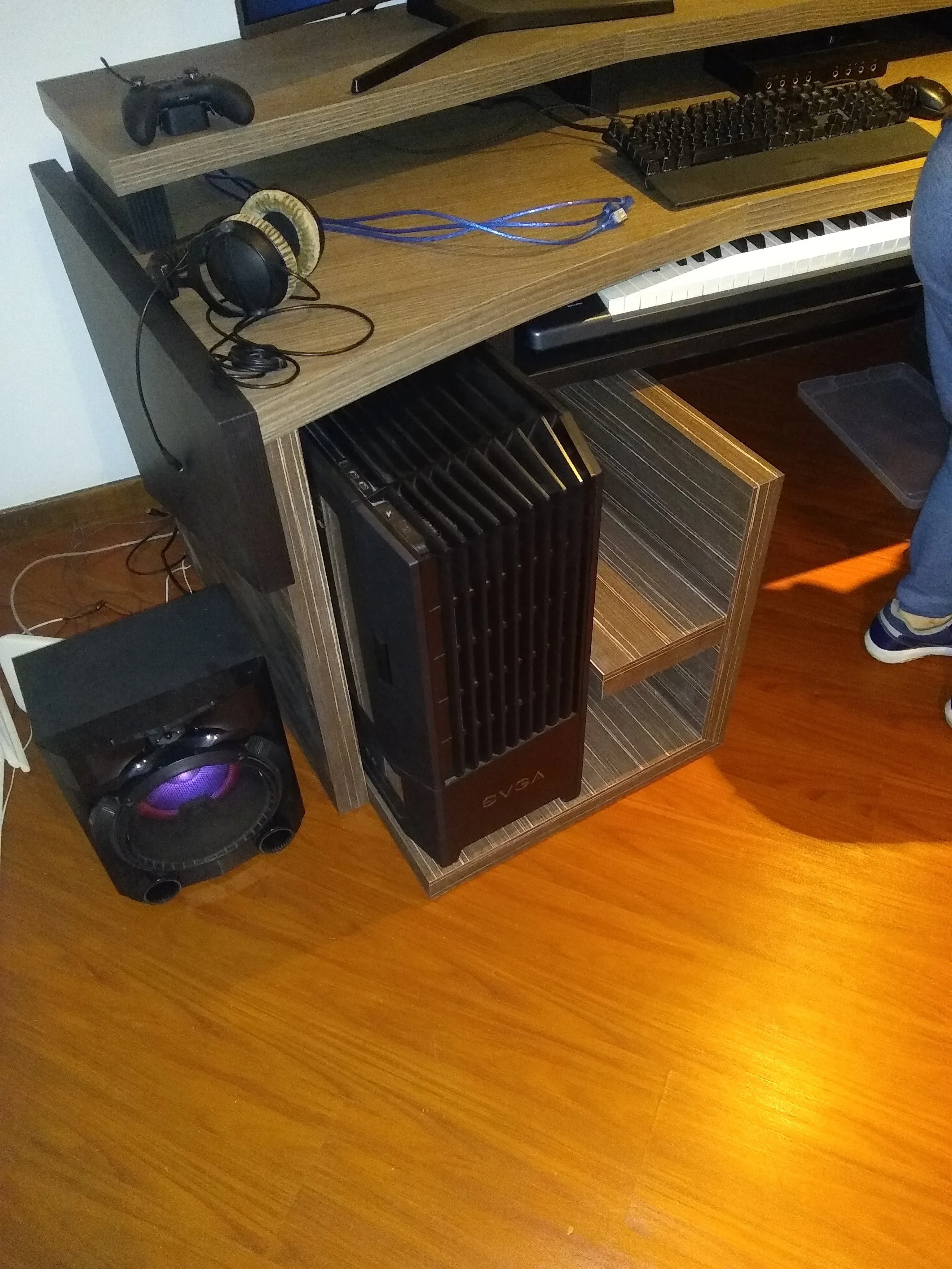 Bóveda de hardware ventilada para torre gamer de alto rendimiento, aislada de polvo.