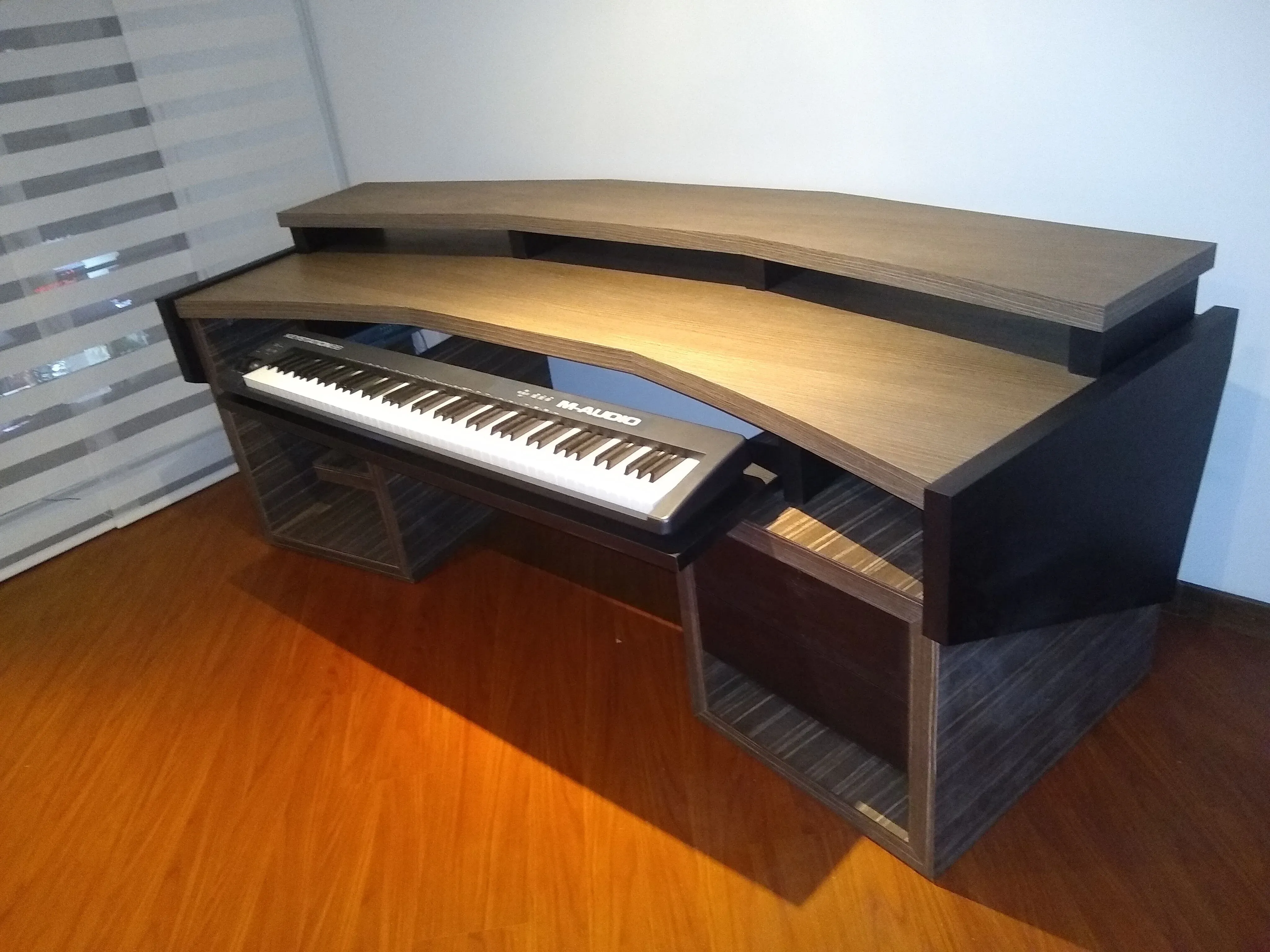 Bandeja MIDI retráctil con rieles industriales de alta carga para producción musical.