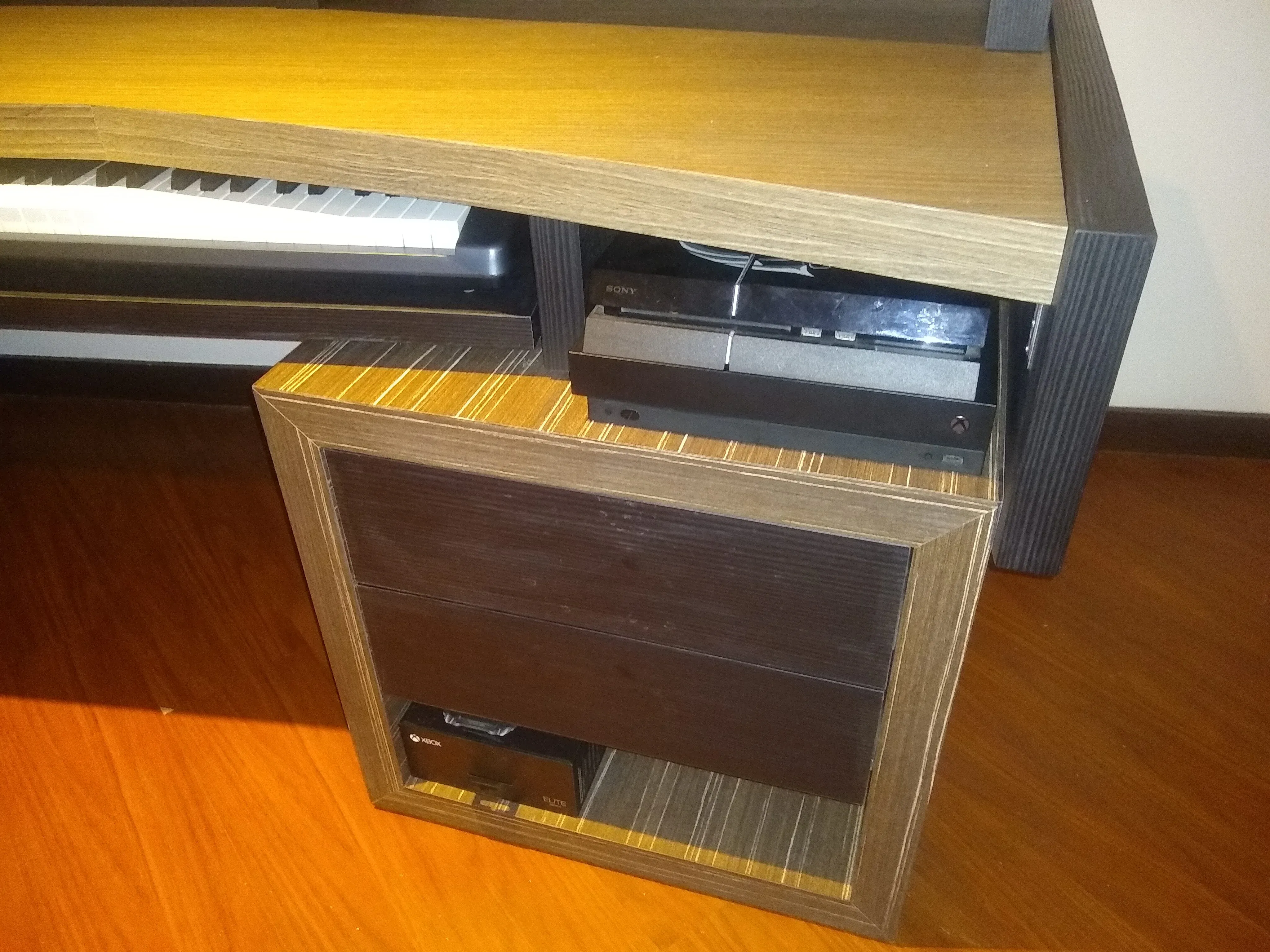 Corte técnico y gestión de cables umbilicales en mobiliario de alto rendimiento.