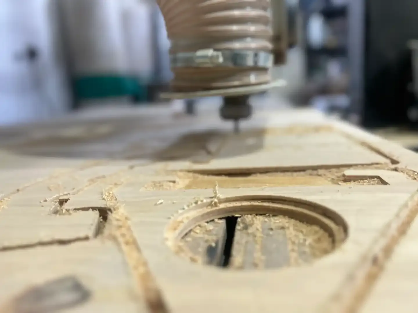 Herramienta CNC trabajando sobre un tablero de madera