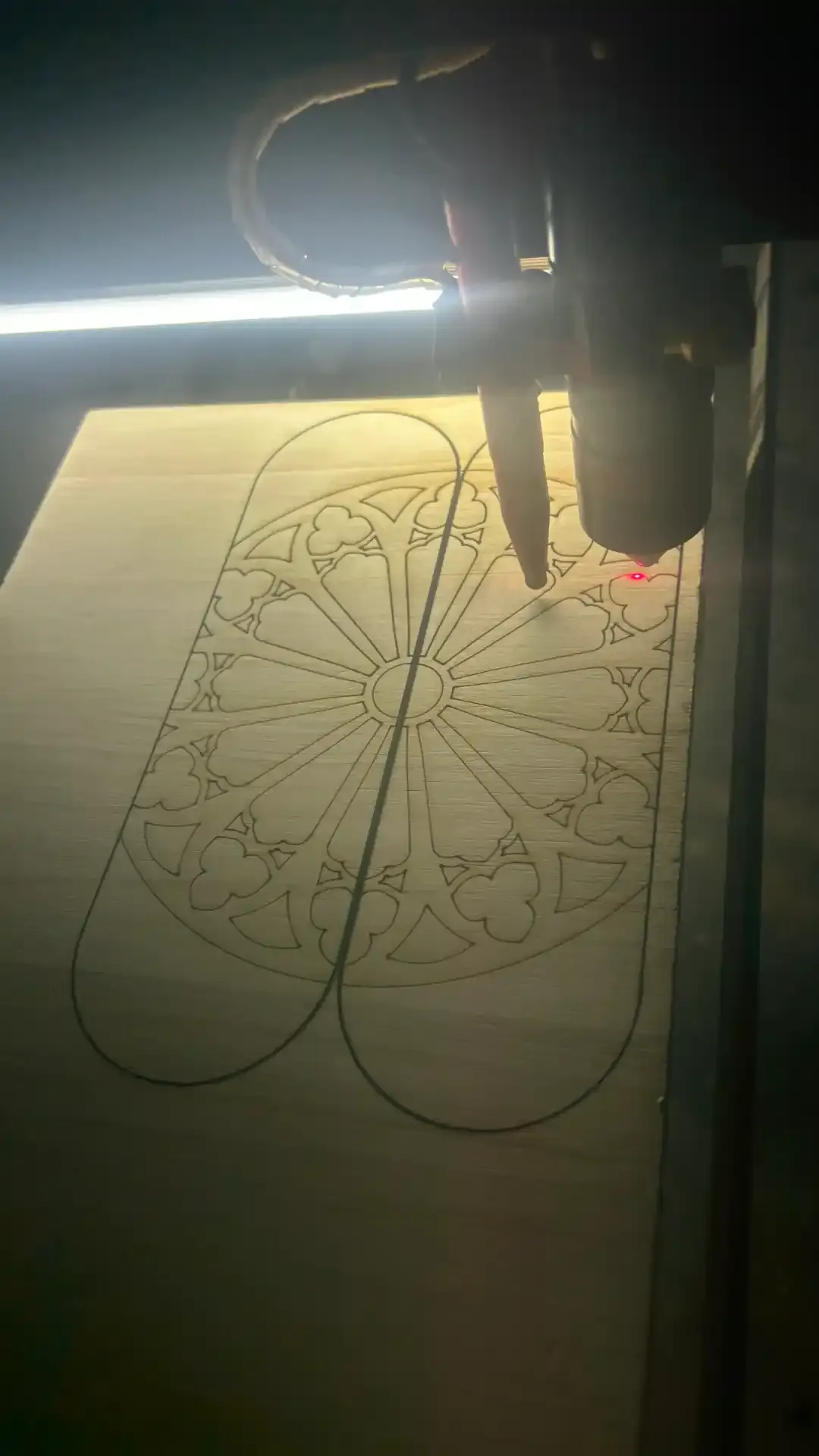 Proceso de corte y grabado láser sobre madera