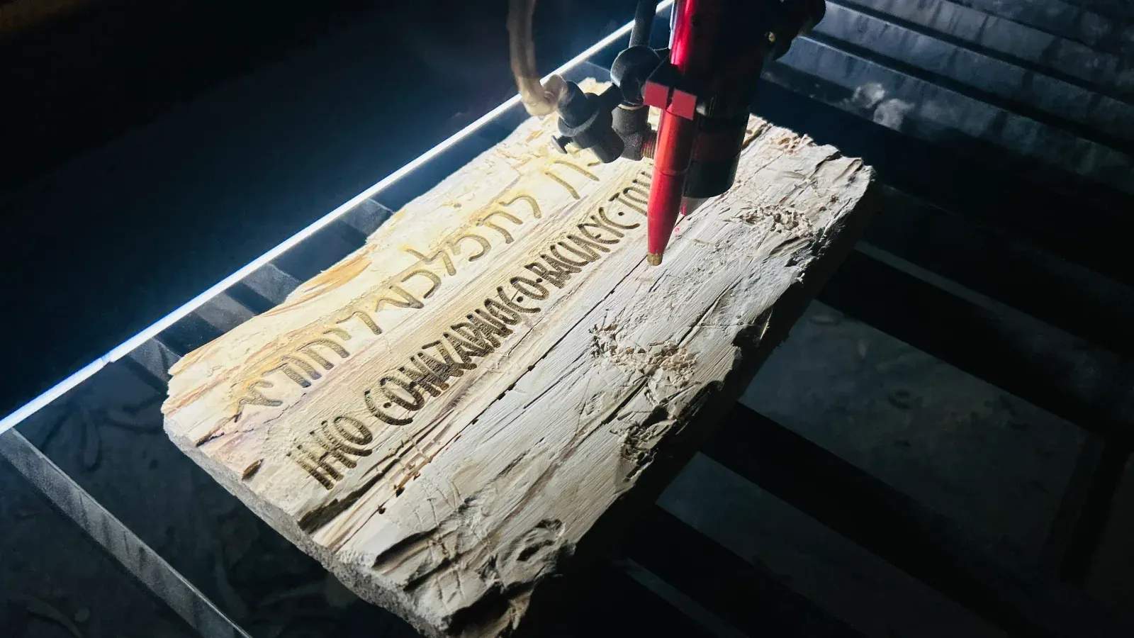 Cabezal de láser CO₂ grabando un diseño sobre una pieza de madera