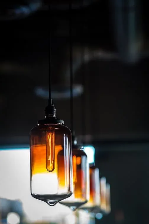 Lámparas colgantes que dictan la estética moderna