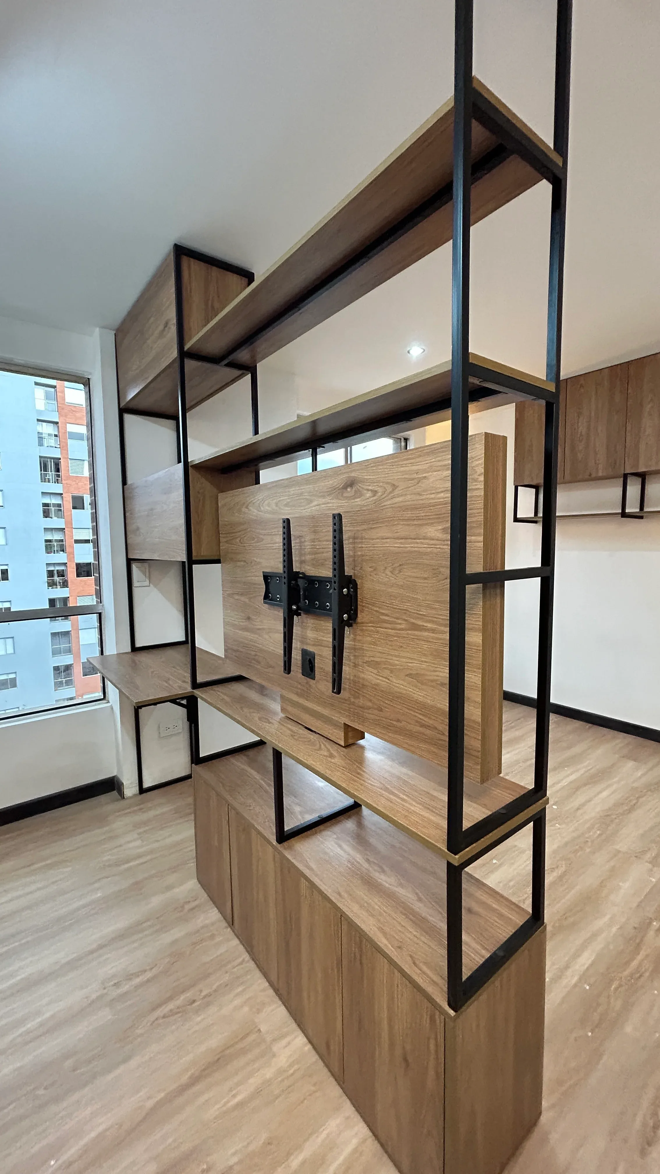 Zonificación de micro-espacios mediante mobiliario técnico divisor en metal y madera — DTM Bogotá.