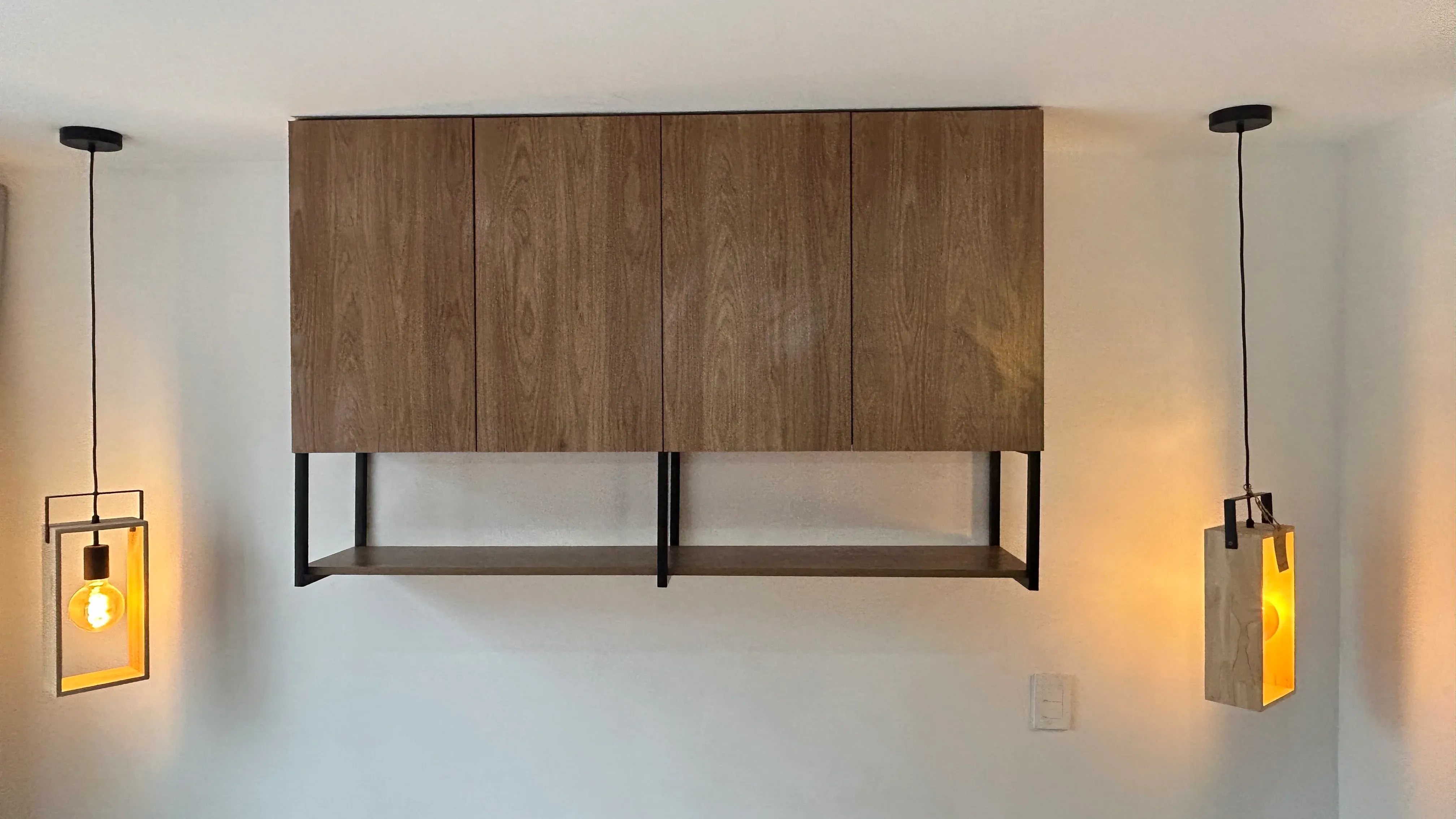 Optimización de flujo espacial en apartaestudio de 25m2 mediante ingeniería de mobiliario.