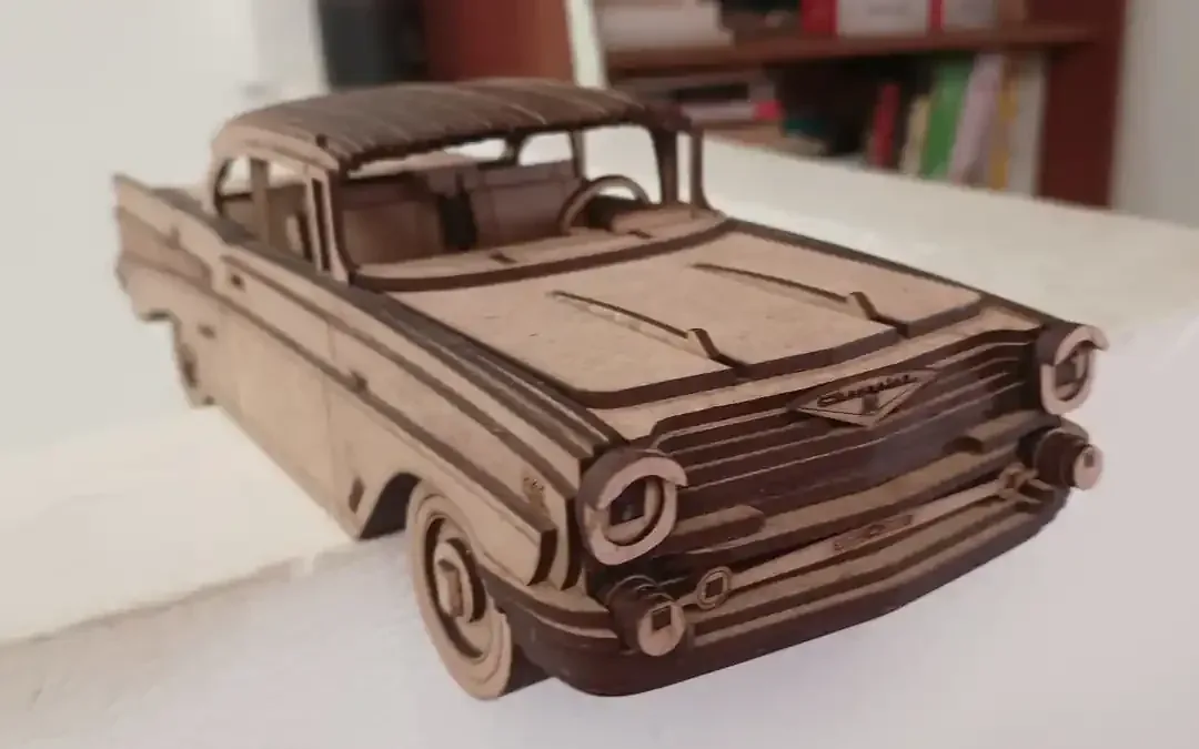 Modelo armado con piezas de madera cortadas con láser
