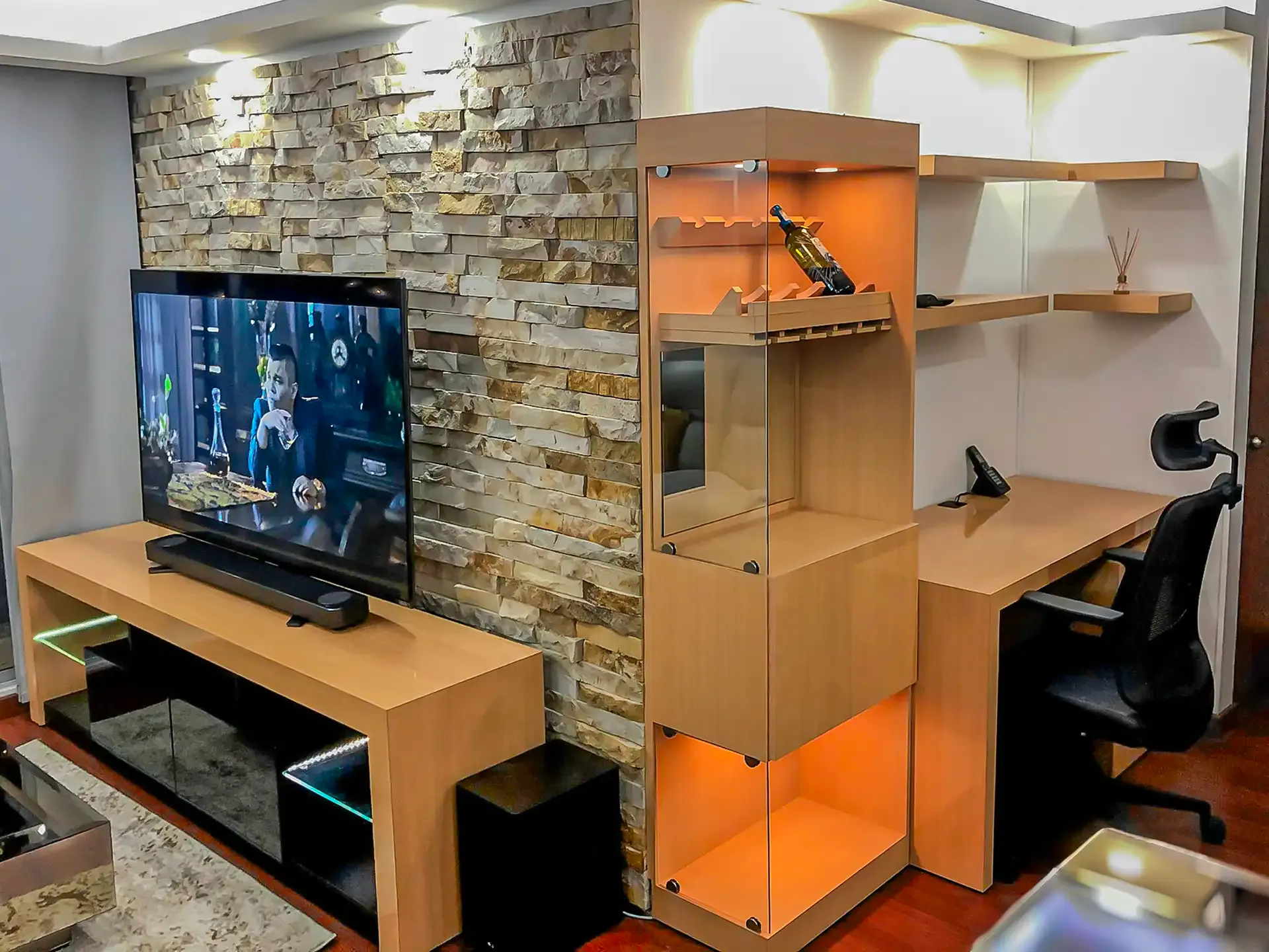 Mueble que combina funciones de entretenimiento, bar y home office