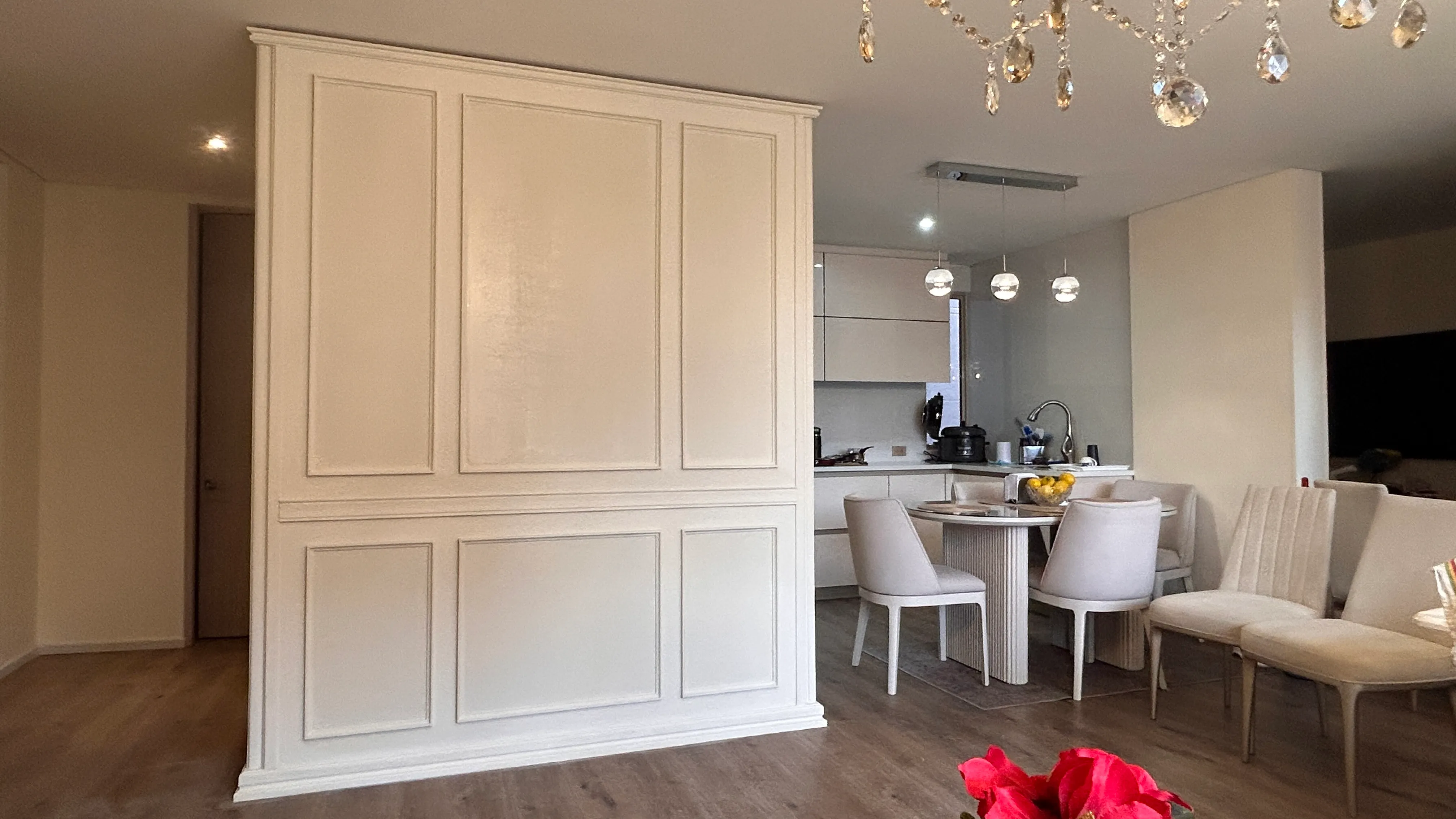 Muro Boiserie con acabado en poliuretano