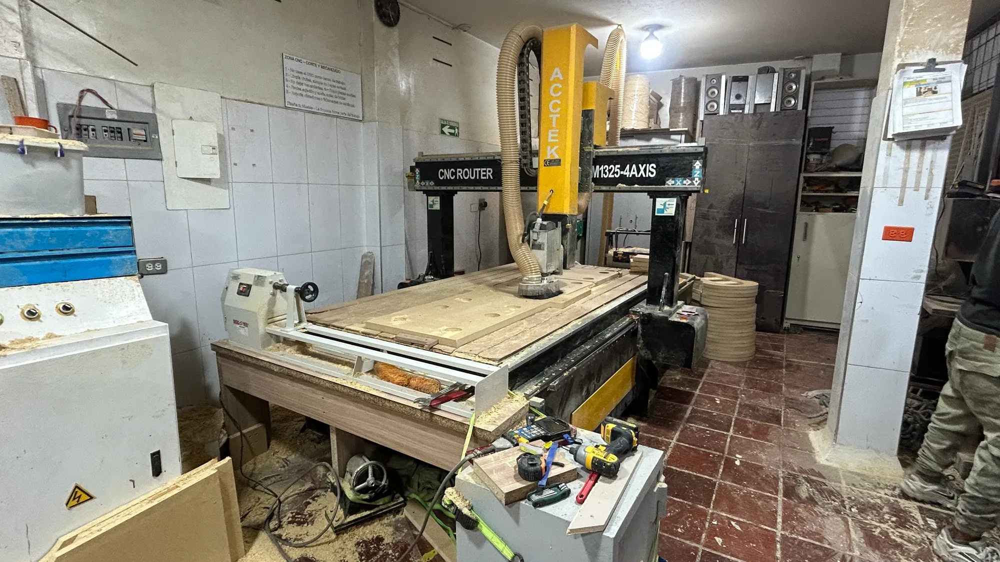 Router CNC de formato amplio con un tablero de MDF preparado sobre la mesa de trabajo