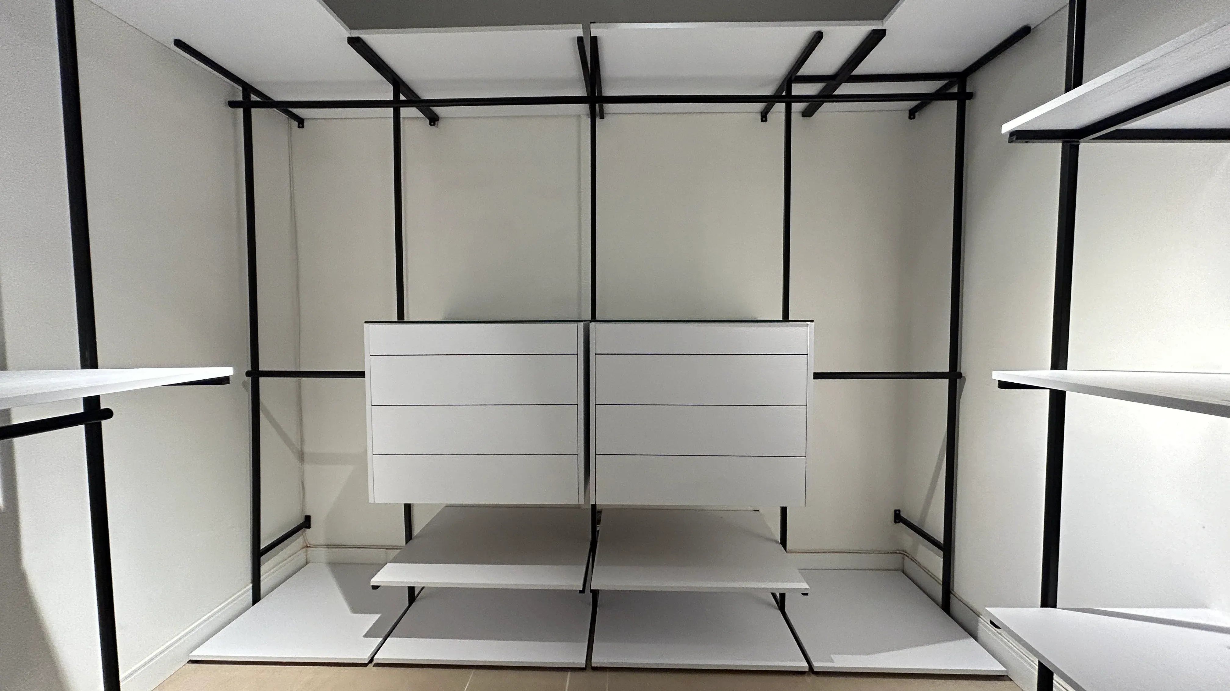 Cajoneras de alta precisión con módulos de joyería y acabado en blanco inmaculado.