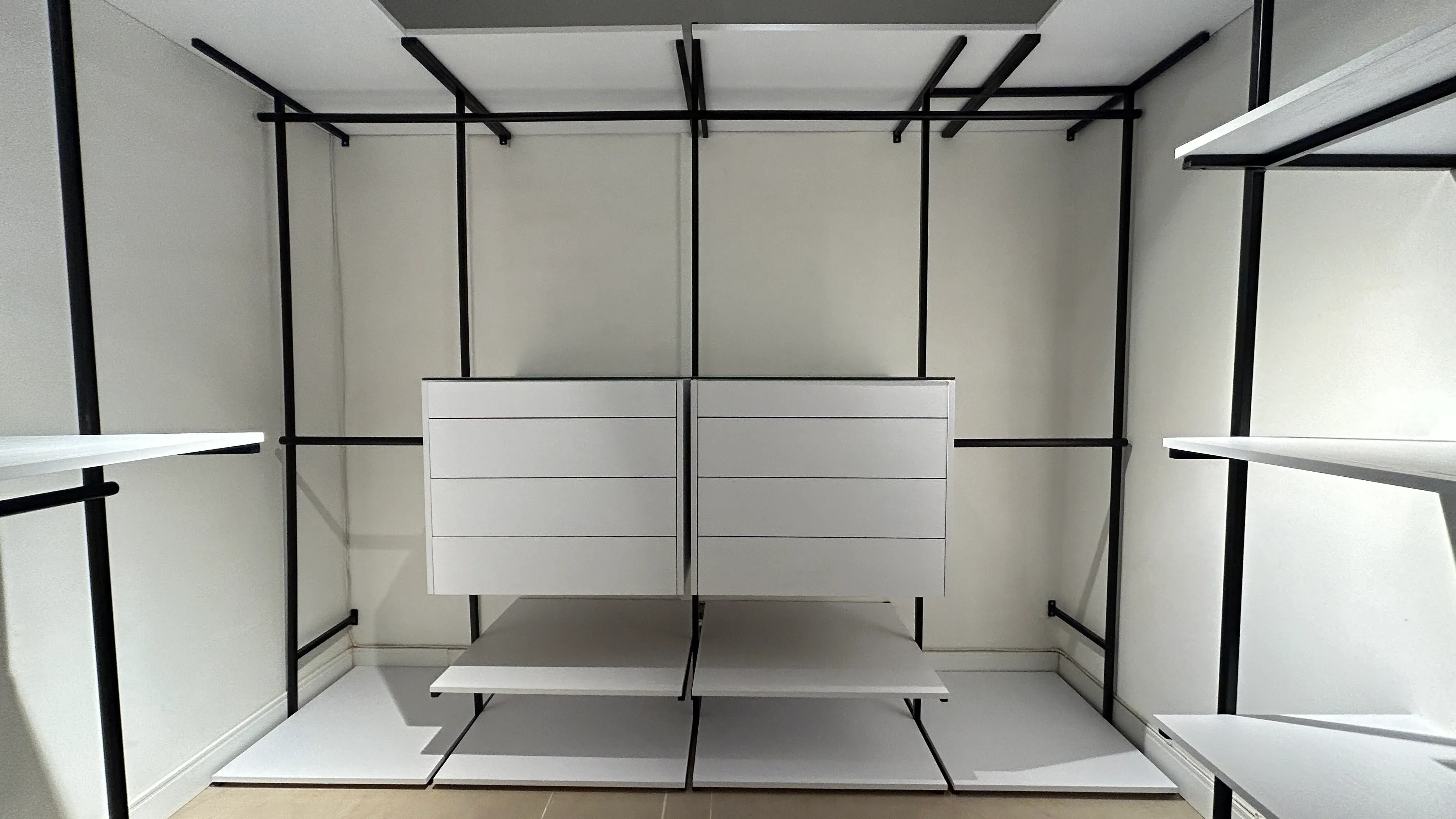 Vista cenital de cajón técnico para accesorios con cubierta en cristal templado de 6mm.