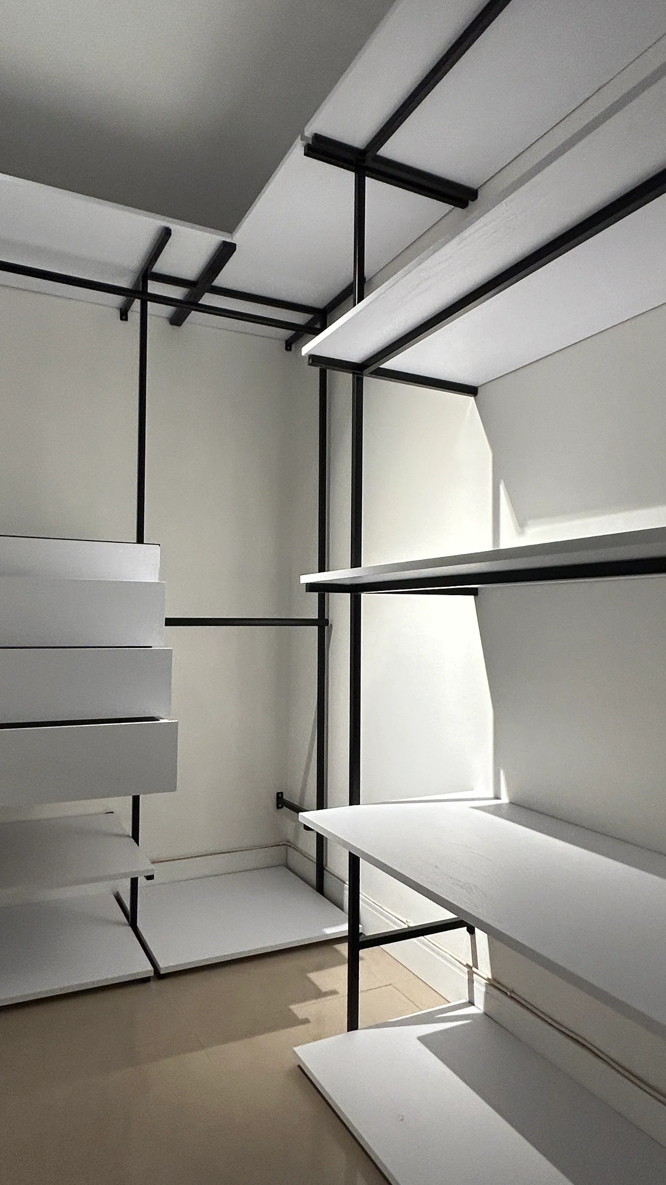 Detalle de unión mecánica y geometría industrial en vestidor de autor.