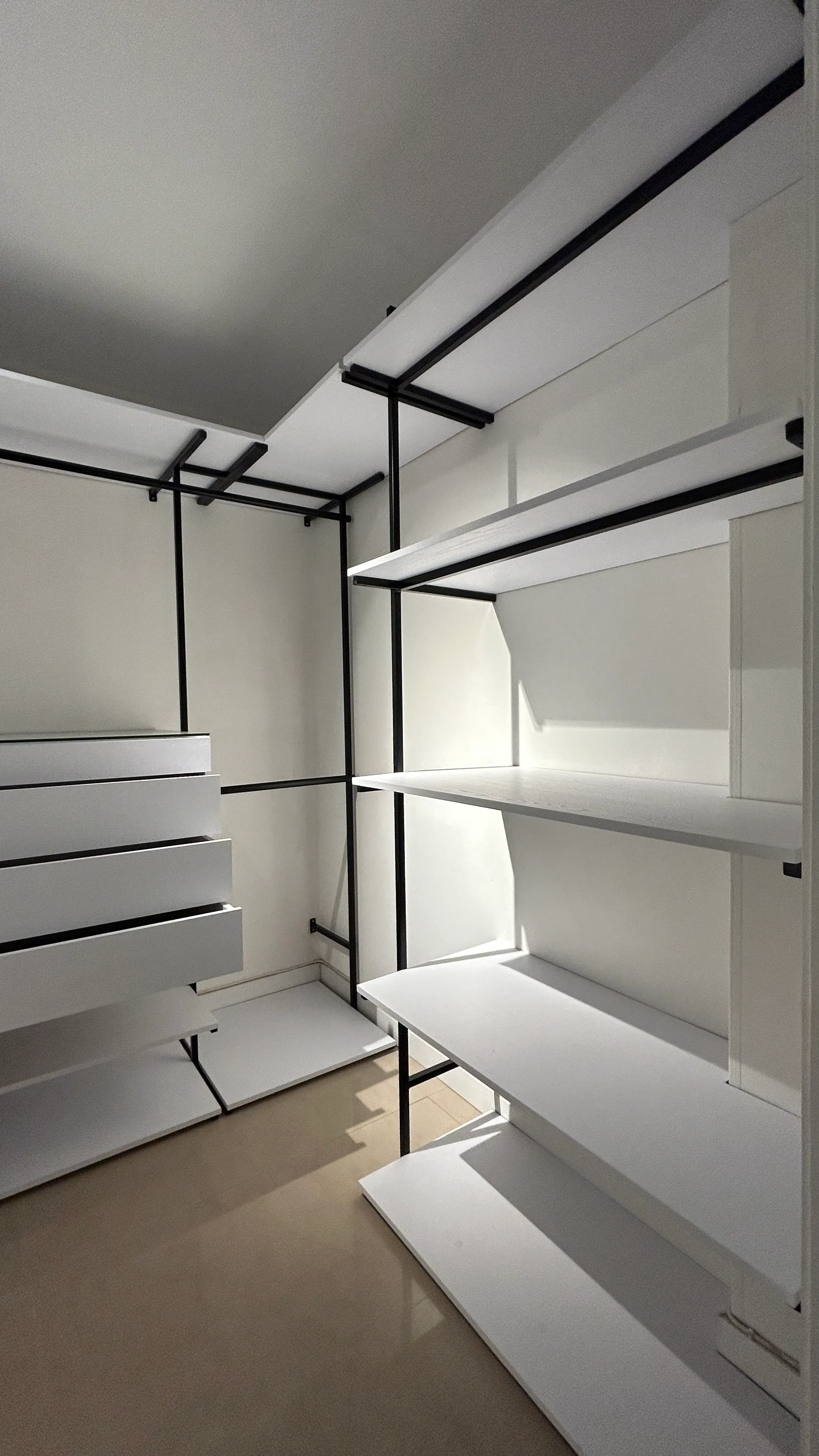 Arquitectura de vestidor premium en metal y madera (Caso Bibian) — Mobiliario a medida DTM Bogotá.