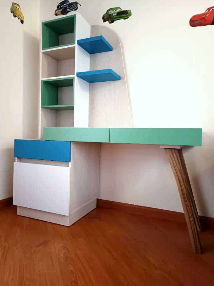 escritorio blanco con puertas azules y verdes para niño